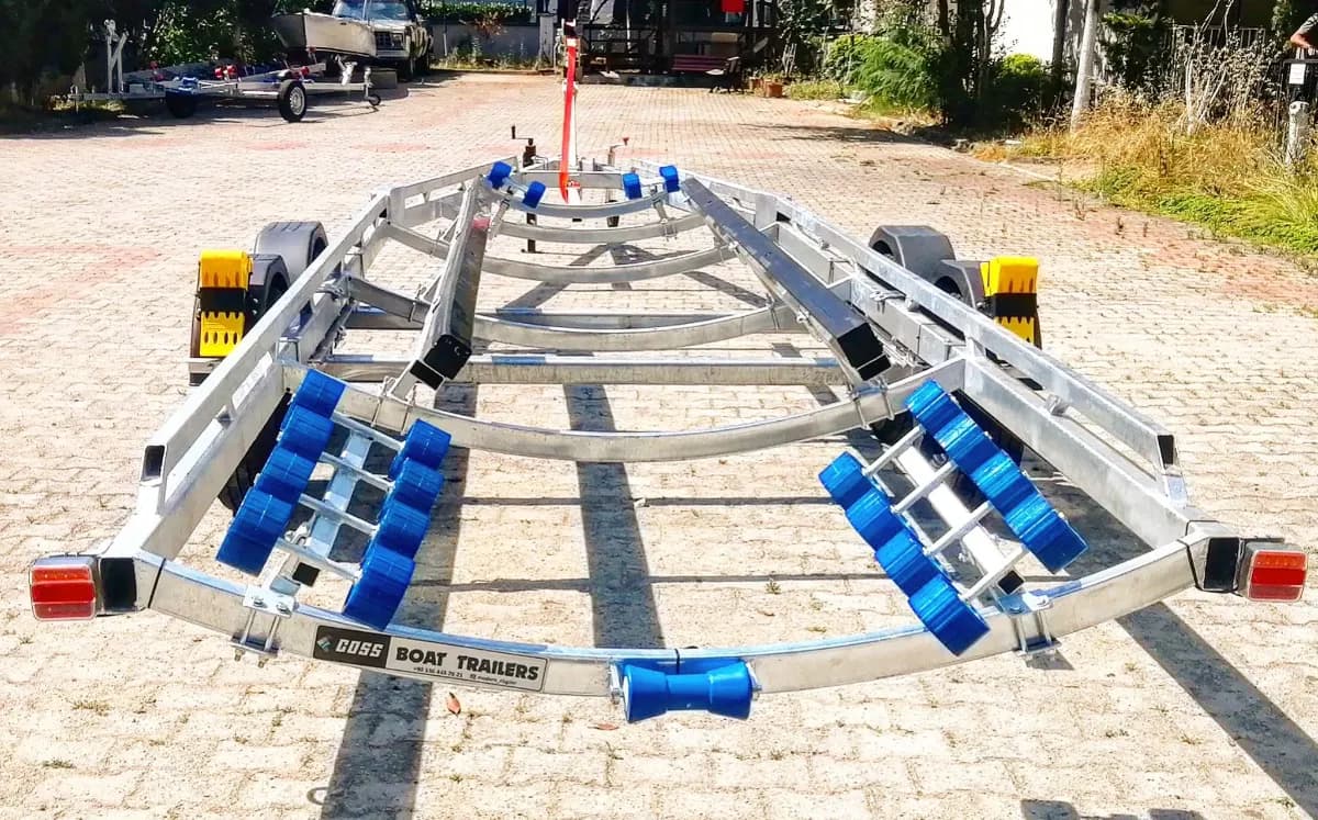 Coss Römork 8-10 metre arası boy ayarlı, Stepli ve Kanallı Karinalar için Özel tasarım römork